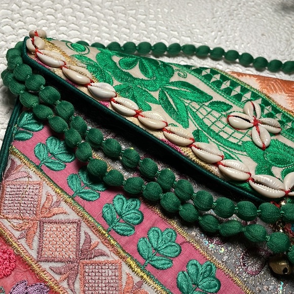 New! Embellished Embroidered tapestry purse - Picture 6 of 8